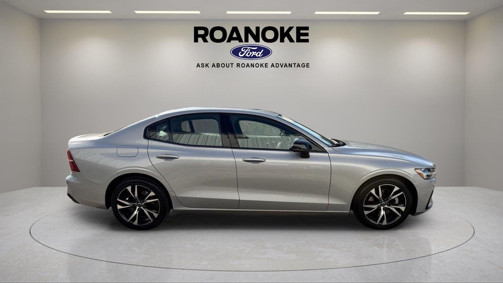 2024 Volvo S60 Core Dark Theme