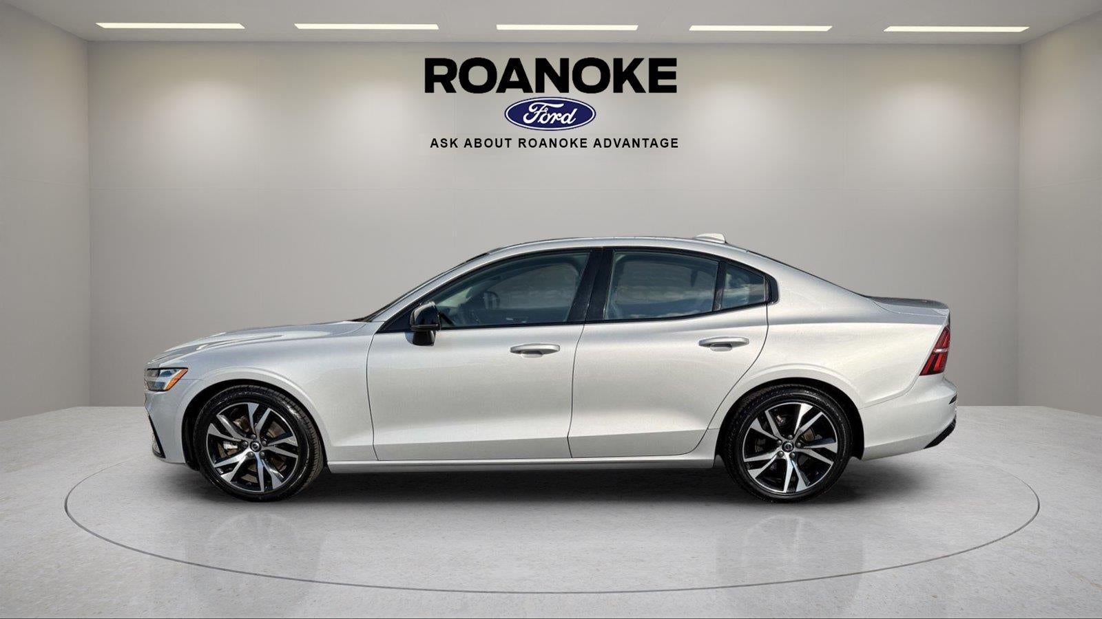 2024 Volvo S60 Core Dark Theme