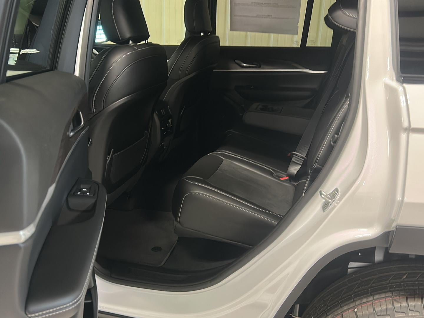 2026 Jeep Grand Cherokee Laredo Altitude