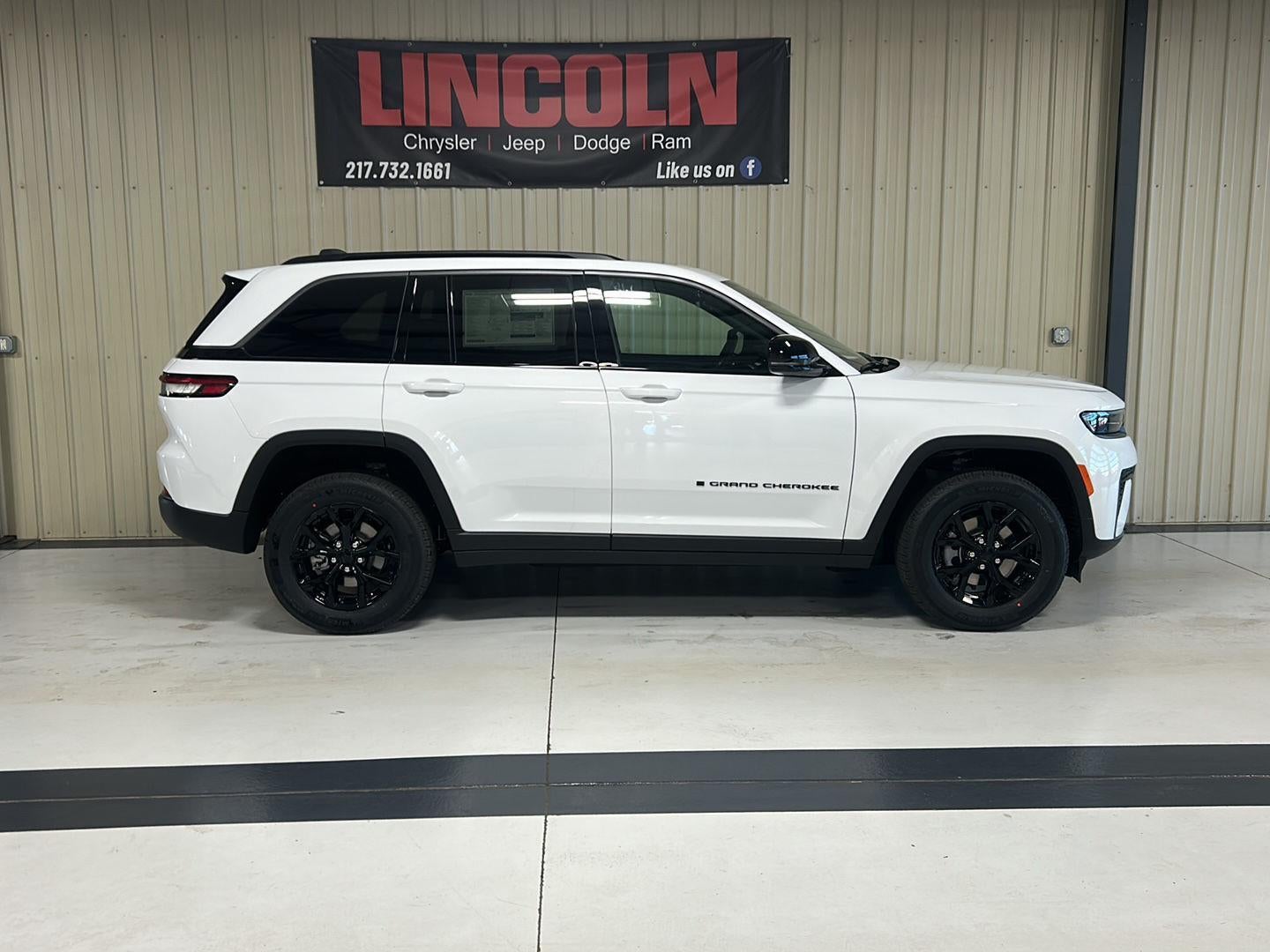 2026 Jeep Grand Cherokee Laredo Altitude