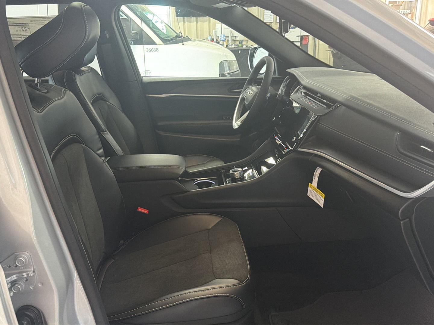 2026 Jeep Grand Cherokee Laredo Altitude