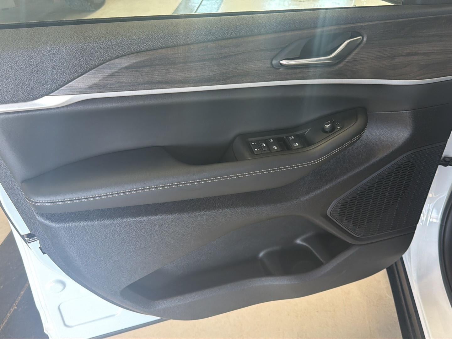 2026 Jeep Grand Cherokee L Laredo Altitude