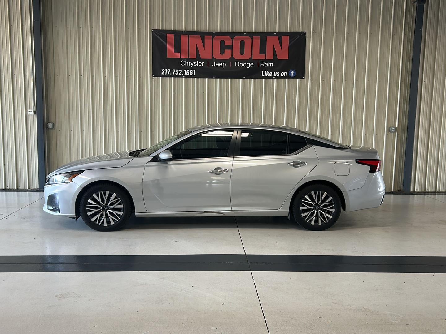 Used 2023 Nissan Altima SV with VIN 1N4BL4DVXPN372154 for sale in Lincoln, IL