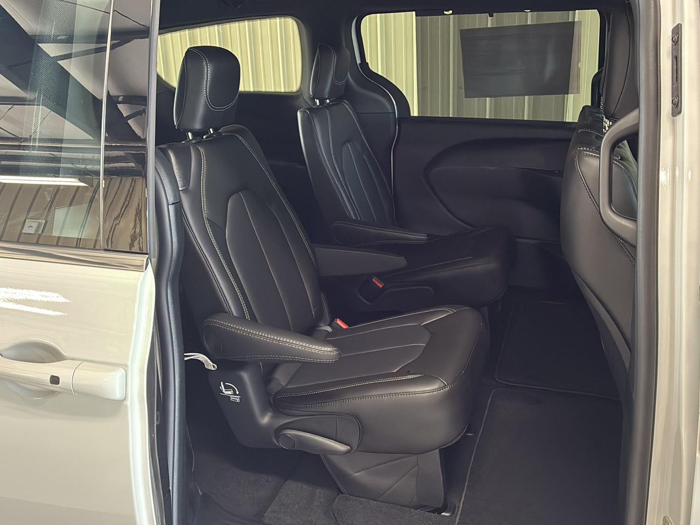 2027 Chrysler Pacifica Select