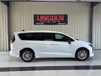 2027 Chrysler Pacifica Select