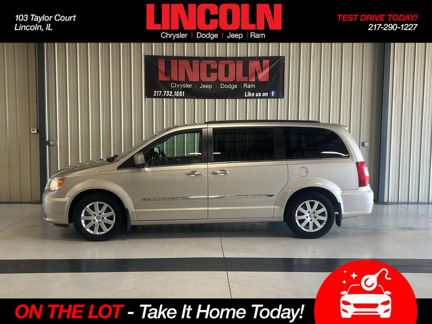 2016 Chrysler Town & Country Touring's photo