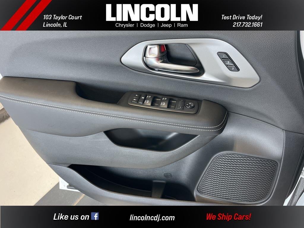 2026 Chrysler Pacifica Select