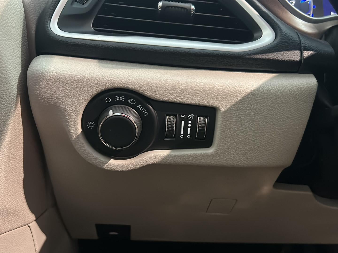 2024 Chrysler Voyager LX