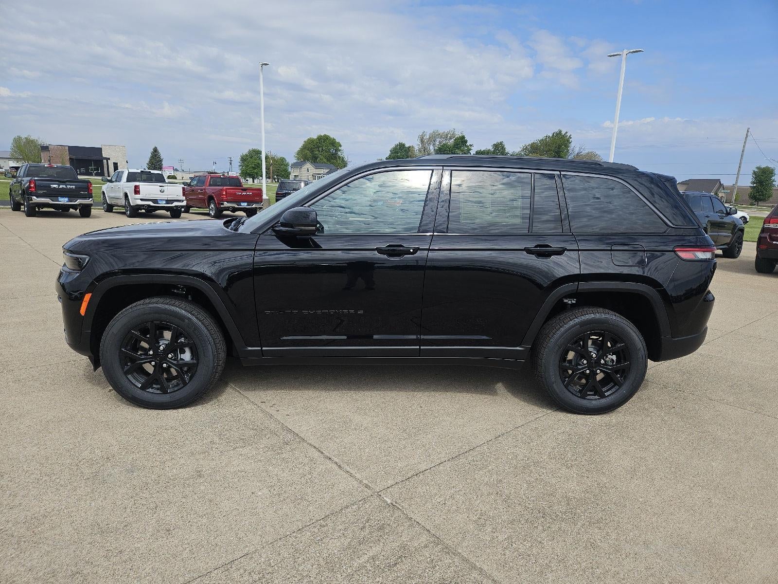 2026 Jeep Grand Cherokee Laredo Altitude