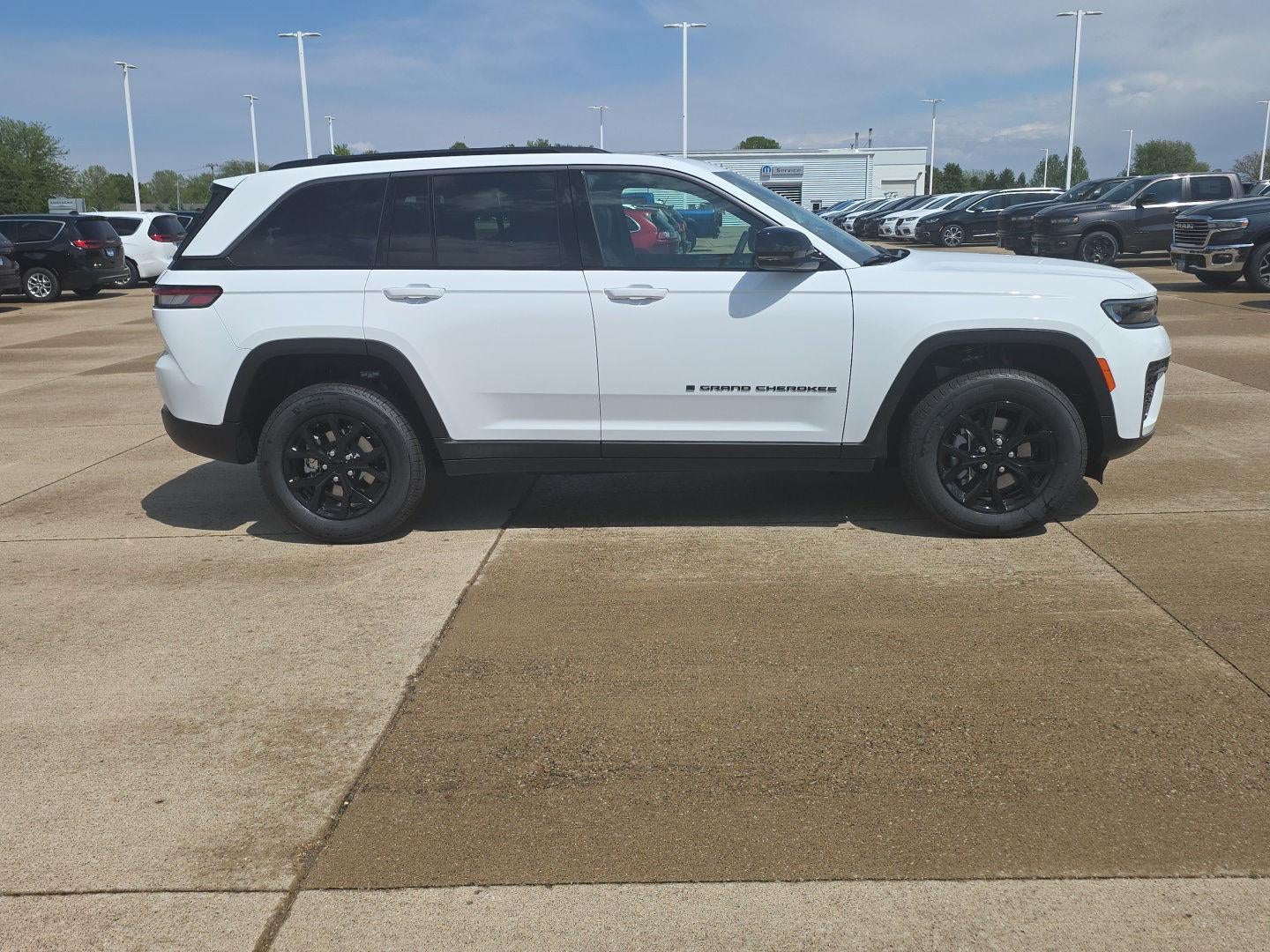 2026 Jeep Grand Cherokee Laredo Altitude