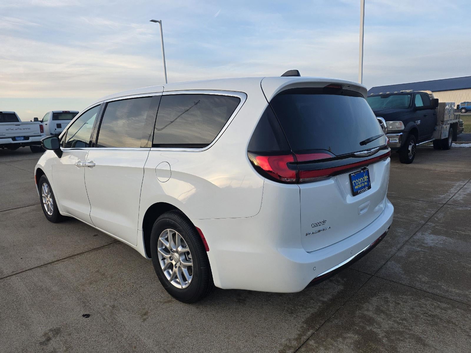2026 Chrysler Pacifica Select