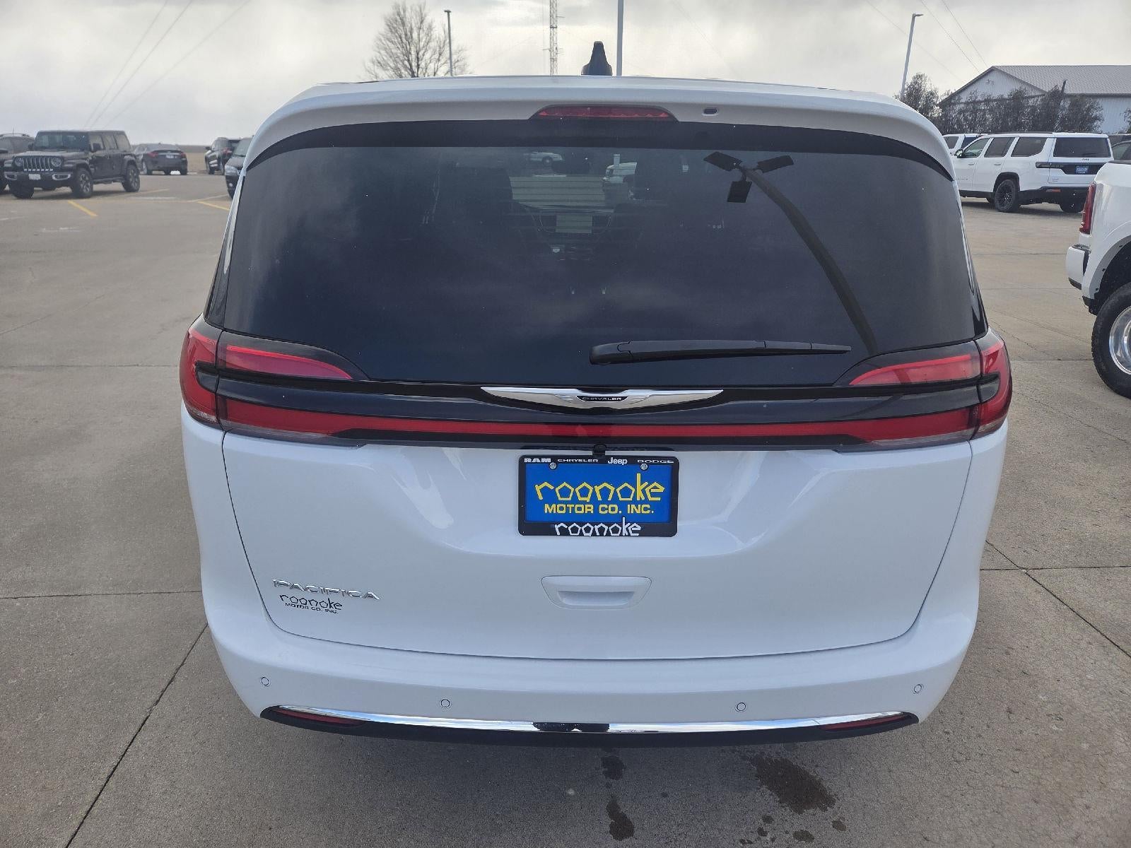 2026 Chrysler Pacifica Select