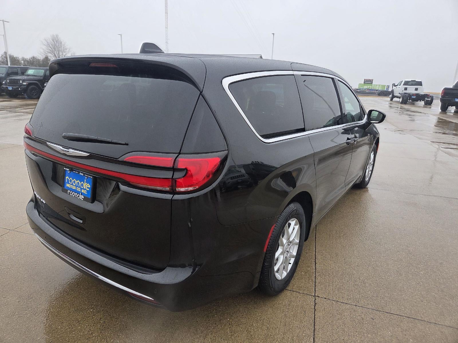 2026 Chrysler Pacifica Select