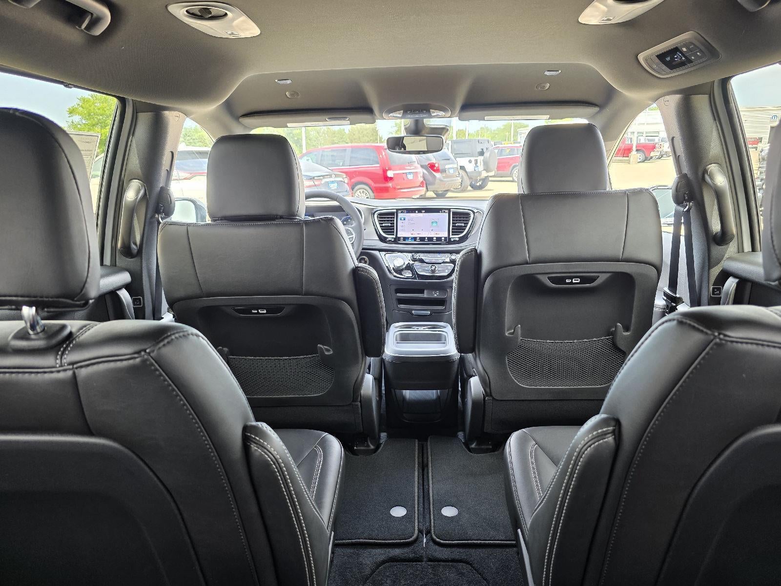2027 Chrysler Pacifica Select