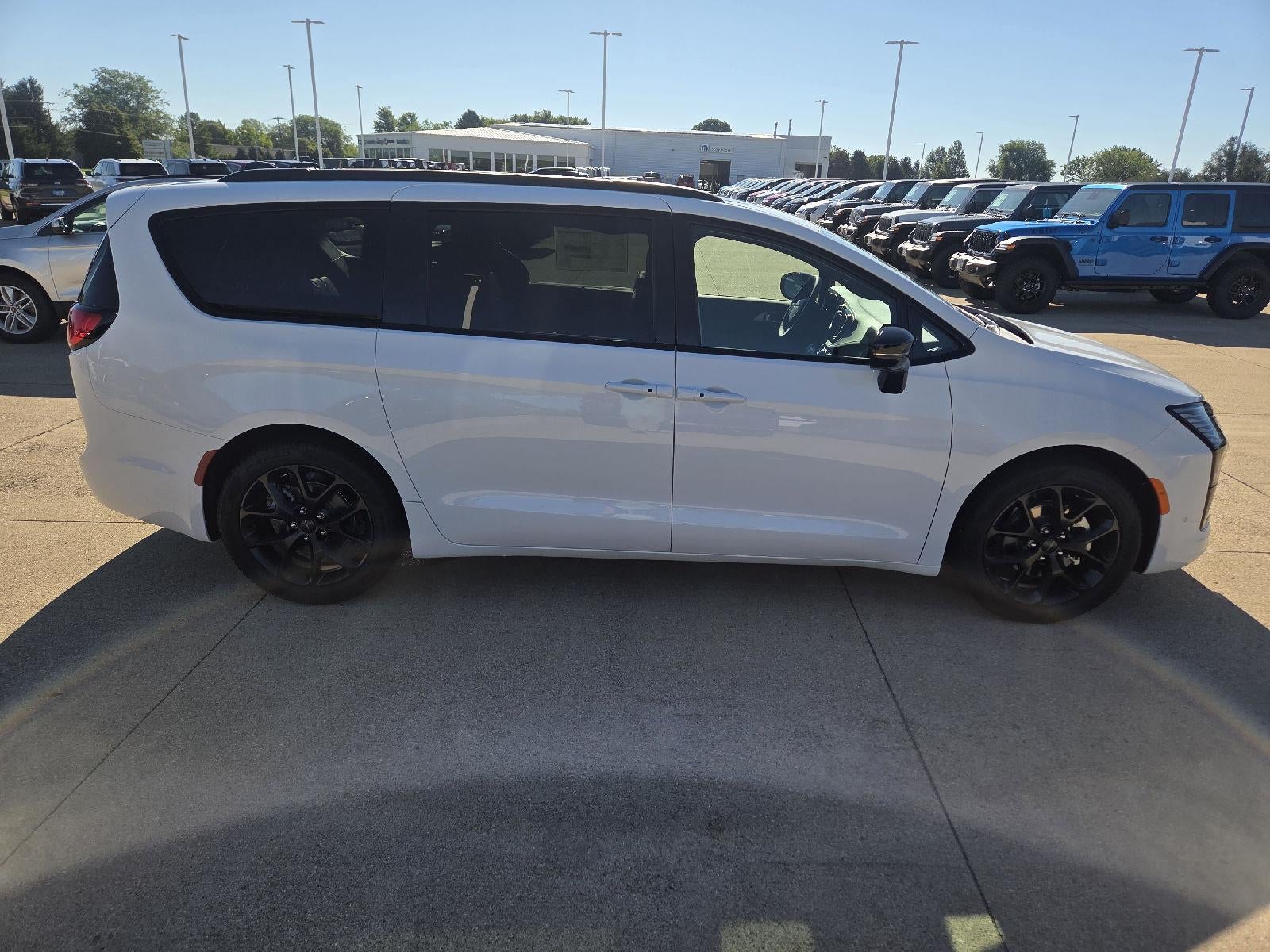 2027 Chrysler Pacifica Limited